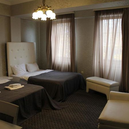 Hotel Plaza ティビリシ エクステリア 写真