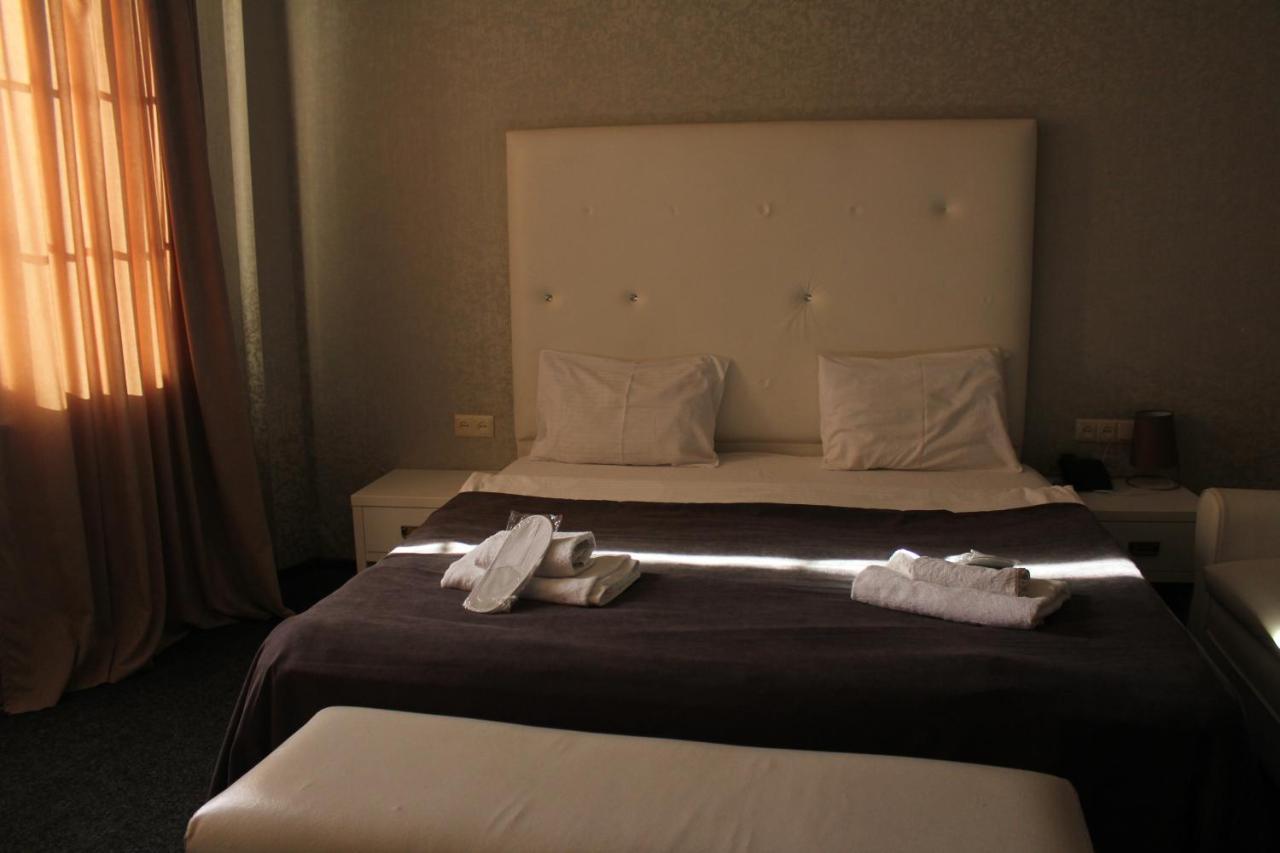 Hotel Plaza ティビリシ エクステリア 写真